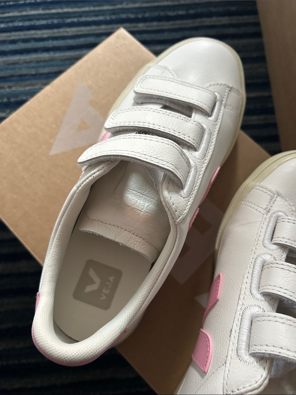NIB Veja White Sneakers with Pink V Logo and Velcro Straps size us 6 - Picture 5 of 5